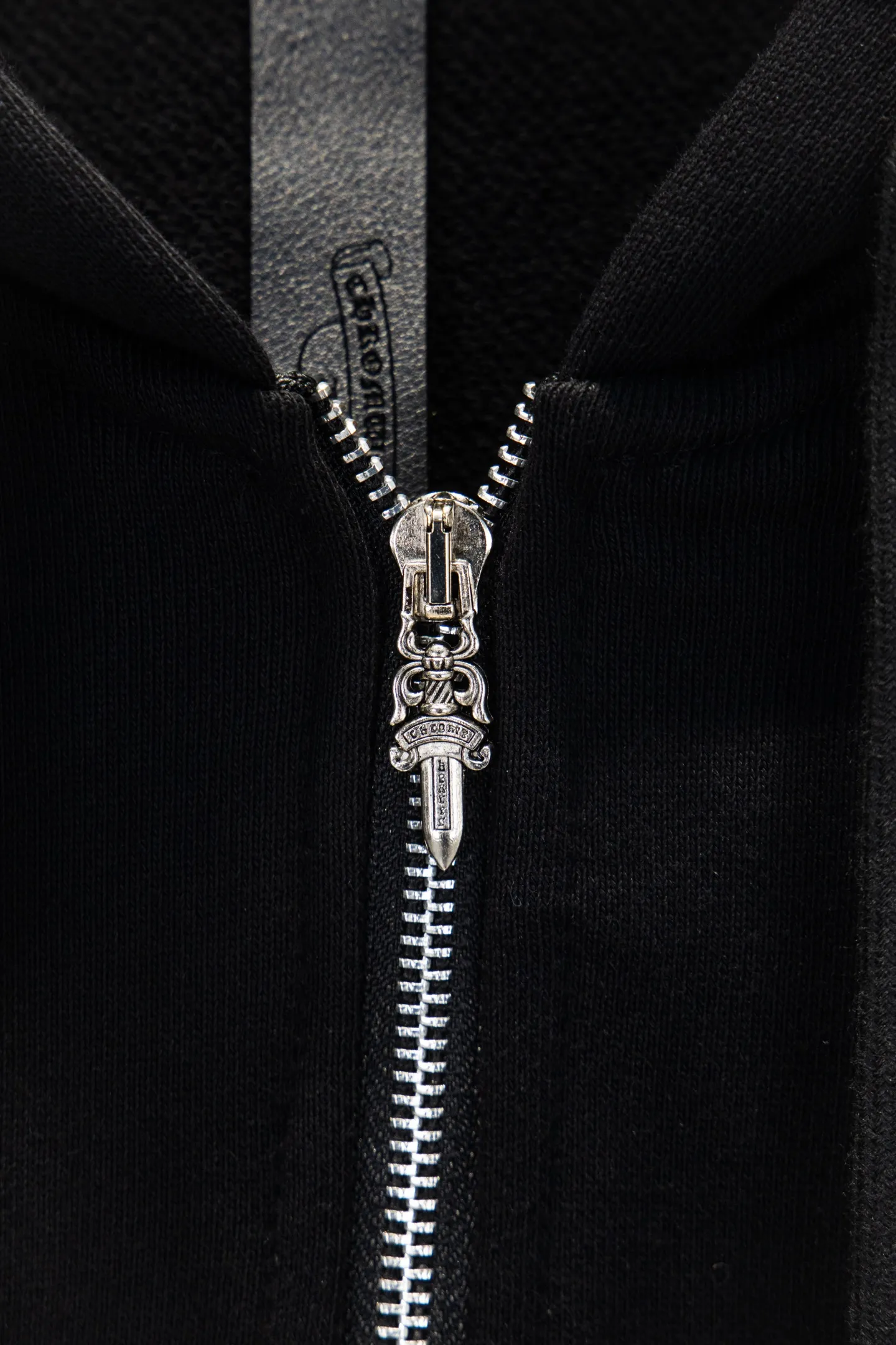P400 🆕Chrome hearts heavy-duty new graffiti zipper jacket. The os version is really charming. The Chrome family is really unique. Every new season has the best version. It is very practical and can be worn casually. Nice✔️ - ⚠️100% cotton. Made of custom-dyed terry cotton sweatshirt surface, 500g double-ply double yarn, comfortable to the touch. Made from imported knitting needle carded cotton, the thickness is moderate, drapey and contoured, making the upper body comfortable! ! It is very tolerant to fat body types and can instantly lose five pounds after wearing it!  The front cuffs and back chest are made of direct-injection printing environmentally friendly glue material, using a mechanized printing process. Mechanical printing has high precision, the positioning accuracy can reach ±0.02mm, and the quality is stable. Front and back leather label elements# Embroidery Imported Tajima high-density heavy-duty leather embroidery technology Three-dimensional fonts Adding distressed elements to the body greatly increases the interest of the clothing; unique visual effects.  Hem Loose closing Double-layer fabric Good closing effect Exquisite hemming Color: Black Size: S-M-L-XL